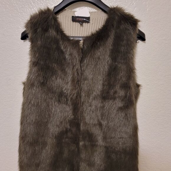 Jones Wear Jackets & Blazers - 𝅺jones wear| Faux Fur knit Vest| LG